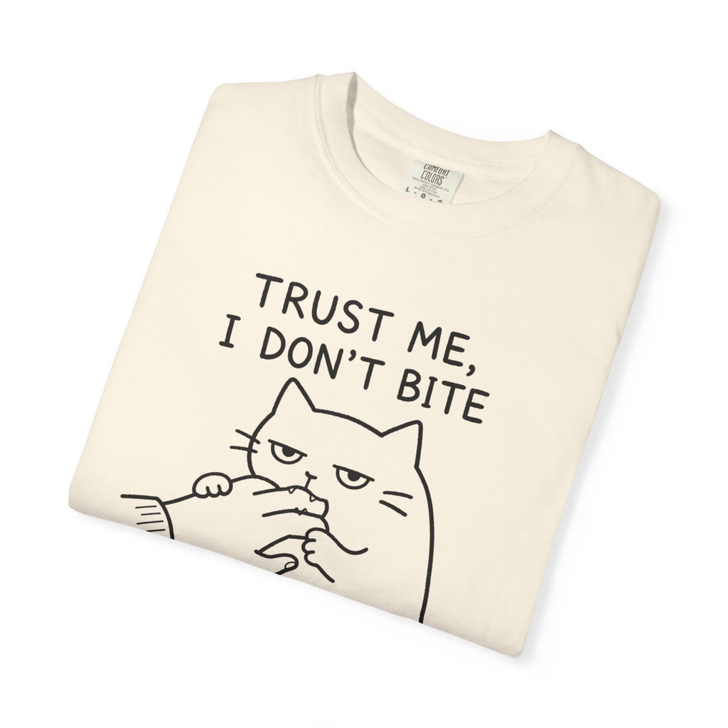 Funny Cat Graphic T-Shirt – Trust Me, I Don't Bite Oversized Unisex Tee | Cute Cat Lover Shirt