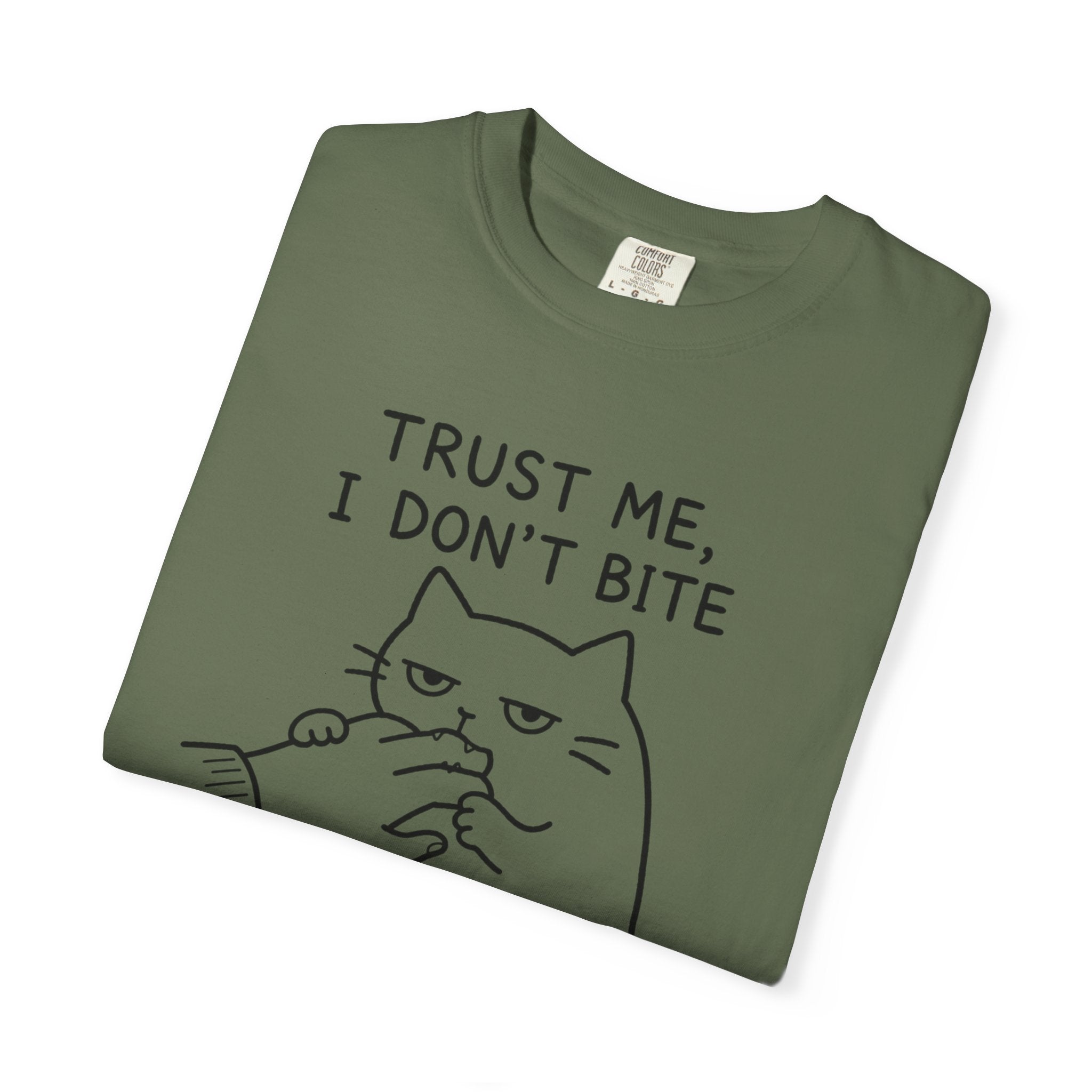 Funny Cat Graphic T-Shirt – Trust Me, I Don't Bite Oversized Unisex Tee | Cute Cat Lover Shirt